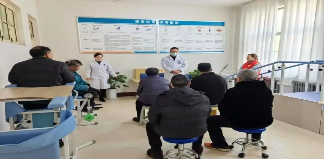 图为村级康复室进行康复指导